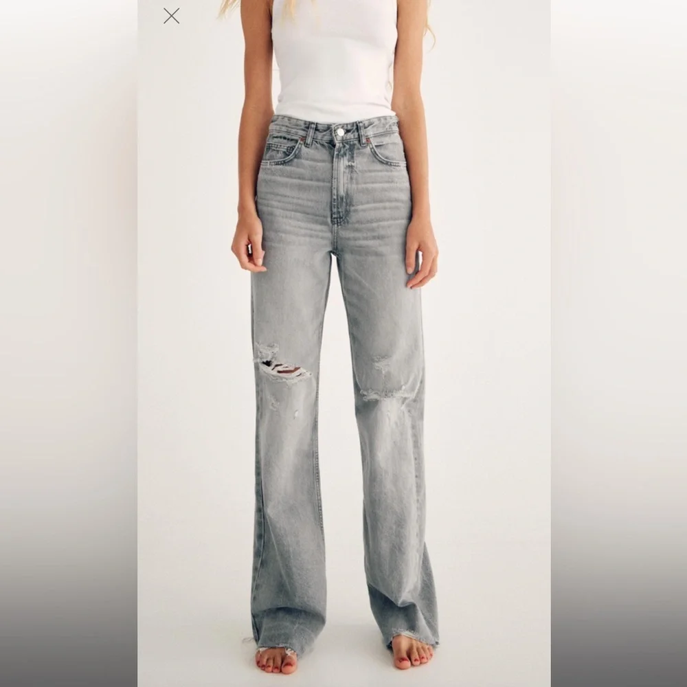 Zara size 2 HIGH-WAISTED distressed- WIDE LEG - FULL LENGTH light gray jeans - Picture 3 of 9